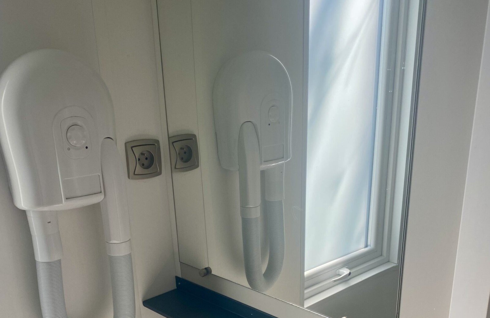 2026 04 chenefleur luxe stacaravan 4p badkamer met haarfohn